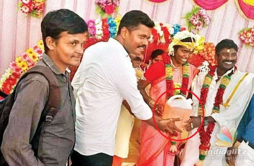bride and groom received petrol शादी में दूल्हा-दुल्हन को गिफ्ट में मिला पेट्रोल, और गैस सिलिंडर, लोग हुए हैरान - देखें Viral Video