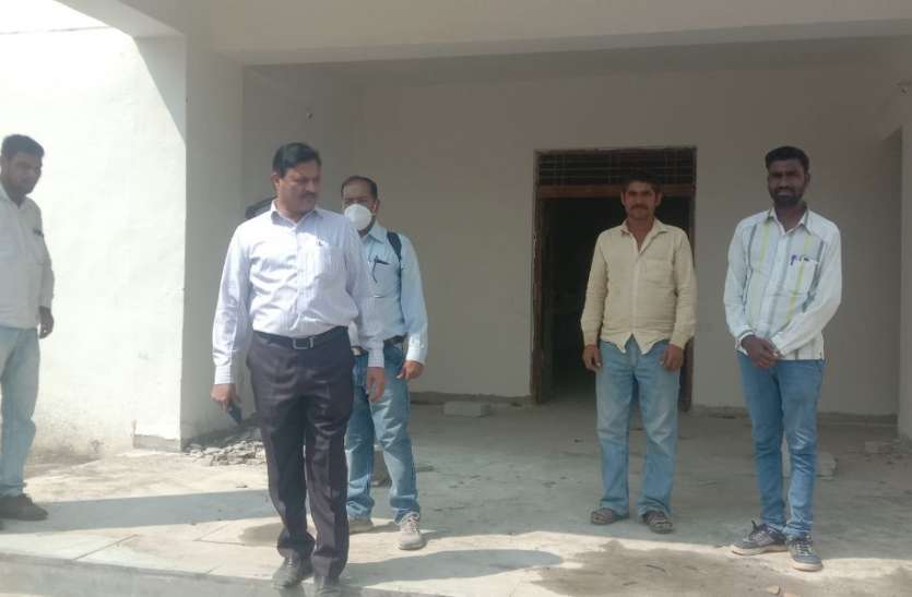 Divisional engineer inspected hostel building, found flaws संभागीय इंजीनियर ने किया छात्रावासों की बिल्डिंग का निरीक्षण,मिली खामियां