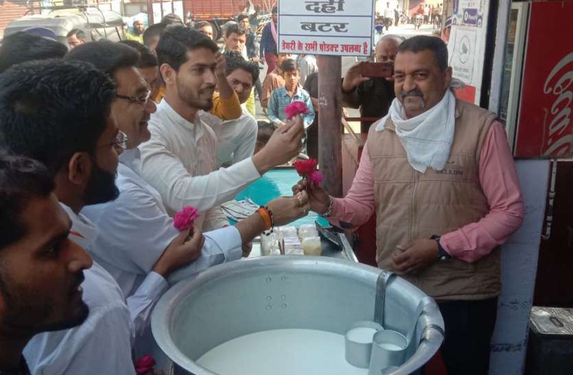 If the shop is open then the Congress bid 100 rupees a liter of petrol is good दुकान खुली दिखी तो कांग्रेसी बोली 100 रुपए लीटर पेट्रोल अच्छा है क्या