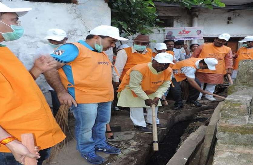 कटनी में ऐसे हो रही नाले-नालियों की सफाई कटनी शहर को स्वच्छता सर्वेक्षण में अव्वल लाने को जुटा प्रशासन
