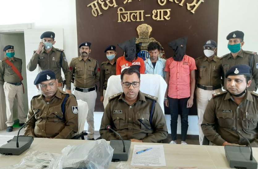 पटवारी को लूट कर भागे दो बदमाश धराए, लूट का सामान भी बरामद पटवारी को लूट कर भागे दो बदमाश धराए, लूट का सामान भी बरामद