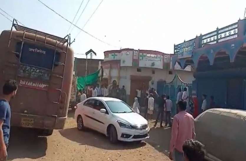 बस-कार टक्कर के बाद हुआ विवाद, दो पक्षों में पथराव भी, पुलिस तैनात बस-कार टक्कर के बाद हुआ विवाद, दो पक्षों में पथराव भी, पुलिस तैनात
