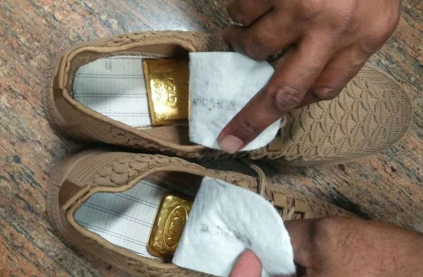 gold_in_shoes.jpg जूतों के अंदर छुपा था सत्तर लाख का राज... जूते खुले तो होश उड़े