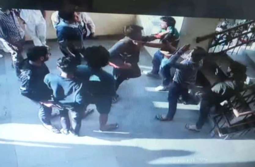 आरएनटी की केंटीन में एमबीबीएस छात्रों ने नर्सिंगकर्मी को पीटा आरएनटी की केंटीन में एमबीबीएस छात्रों ने नर्सिंगकर्मी को पीटा
