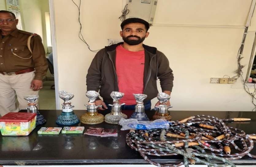 रेस्टोरेंट में पिलाया जा रहा हुक्का, संचालक गिरफ्तार रेस्टोरेंट में पिलाया जा रहा हुक्का, संचालक गिरफ्तार