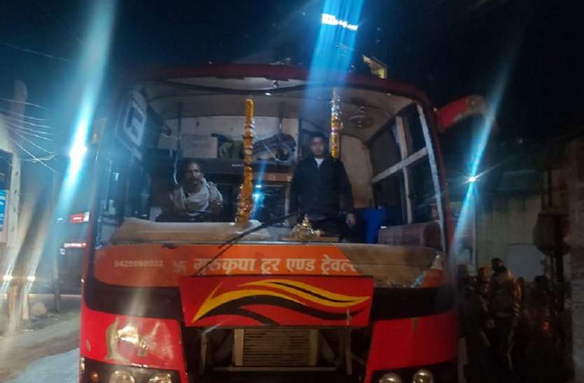 Miscreants pelted stones on a passenger bus on the highway चलती यात्री बस पर बदमाशों ने बरसाए पत्थर, चालक का हाथ चोटिल हुआ मगर गाड़ी नहीं रोकी