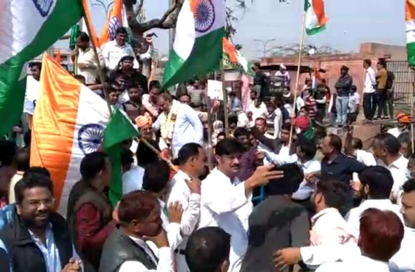 Congress took out a padyatra in support of farmers किसानों के समर्थन में कांग्रेस ने निकाली पदयात्रा, उड़ी कोरोना गाइडलाइन की धज्जियां