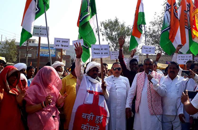 protest farmer किसानों के समर्थन में विधायक ने निकाली रैली
