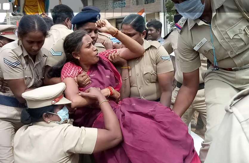 Congress MP Jothimani forcibly detained for staging protest over Gandhi statue बापू की प्रतिमा हटाने को लेकर कांग्रेस का प्रदर्शन, सांसद ज्योतिमणि व कार्यकर्ता हिरासत में