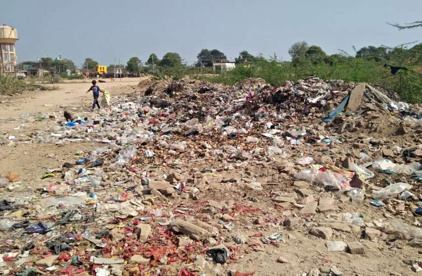ये कैसी स्वच्छता, मेला मैदान को बनाया कचरा डिपो ये कैसी स्वच्छता, मेला मैदान को बनाया कचरा डिपो