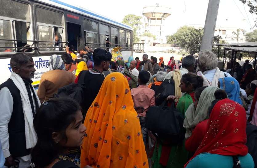 दुर्गाष्टमी पर कैलामाता के दरबार में उमड़ी श्रद्धालुओं की भीड़ दुर्गाष्टमी पर कैलामाता के दरबार में उमड़ी श्रद्धालुओं की भीड़