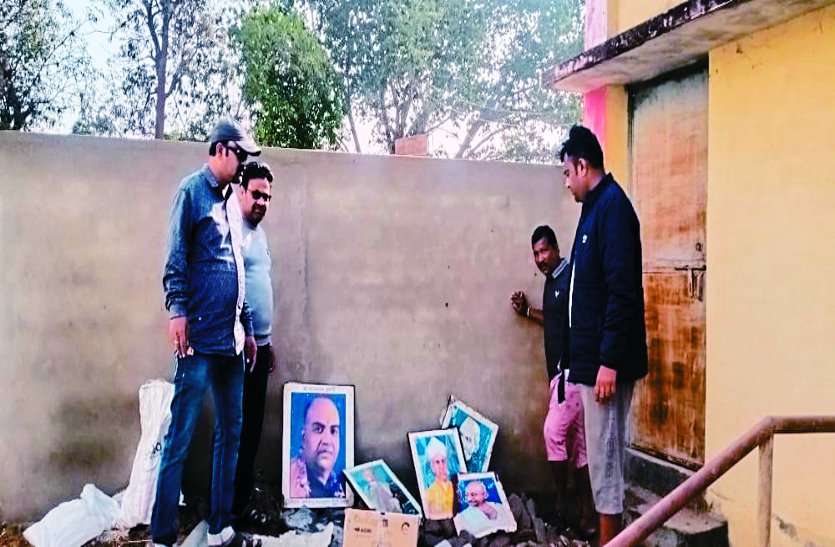 अंग्रेजी स्कूल में कचरे फेंकी गई महापुरुषों की तस्वीरें, भाजपा ने की कड़ी निंदा अंग्रेजी स्कूल में कचरे फेंकी गई महापुरुषों की तस्वीरें, भाजपा ने की कड़ी निंदा