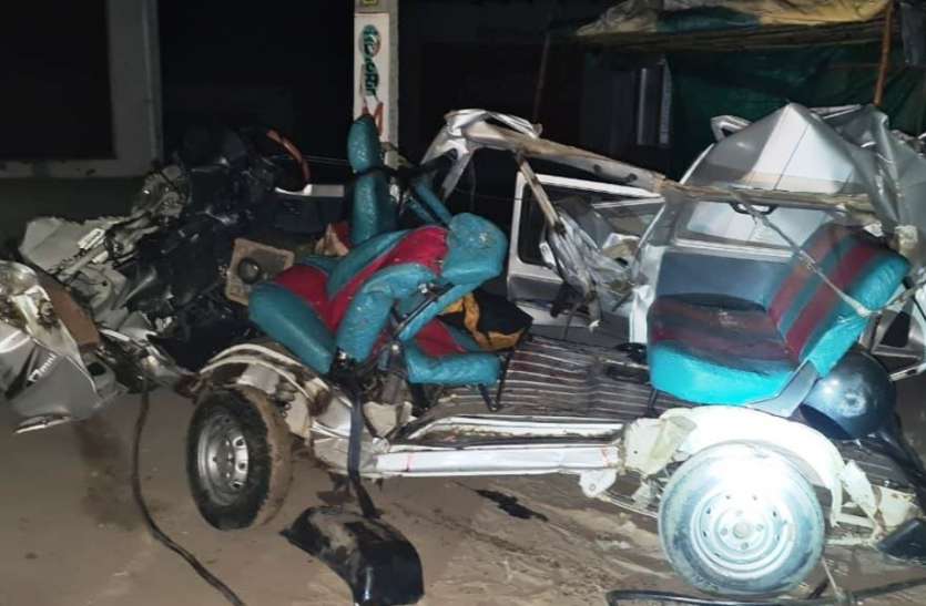 mathura accident मथुरा में मारूति वैन और ट्रक की भिड़ंत में चार की मौत, तीन घायल