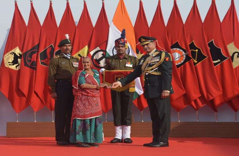 शहीद की मां बोली : साहब छोटे बेटे को भी सेना में शामिल कर लो...पौते भी बड़े होकर फौजी ही बनेंगे... शहीद की मां बोली : साहब छोटे बेटे को भी सेना में शामिल कर लो...पौते भी बड़े होकर फौजी ही बनेंगे...