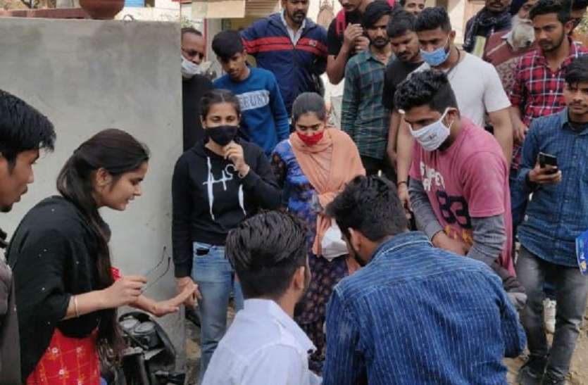 मोबाइल छीनने के संदेह में दो युवकों की धुनाई, पुलिस को सौंपे मोबाइल छीनने के संदेह में दो युवकों की धुनाई, पुलिस को सौंपे