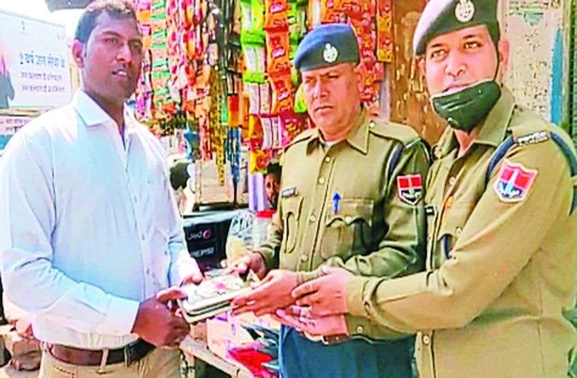 यातायात पुलिस ने दिया ईमानदारी का परिचय यातायात पुलिस ने दिया ईमानदारी का परिचय