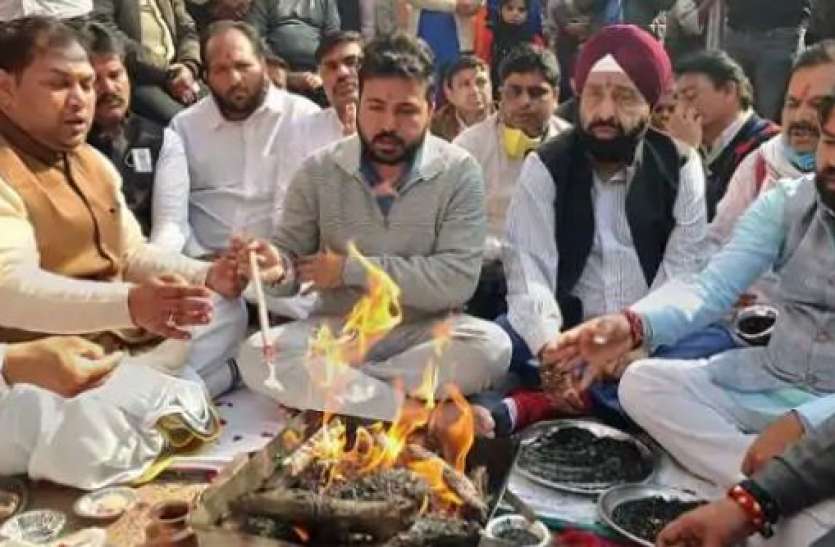 durgesh pathak चांदनी चौक में नेताओं का 'भक्ति' राग, BJP के बाद अब AAP ने बजरंगबली को मनाने के लिए की पूजा