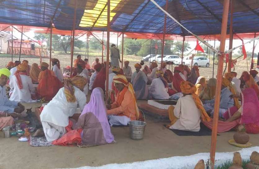 11 कुंडीय यज्ञ में 21 जोड़े दे रहे आहुतियां 11 कुंडीय यज्ञ में 21 जोड़े दे रहे आहुतियां