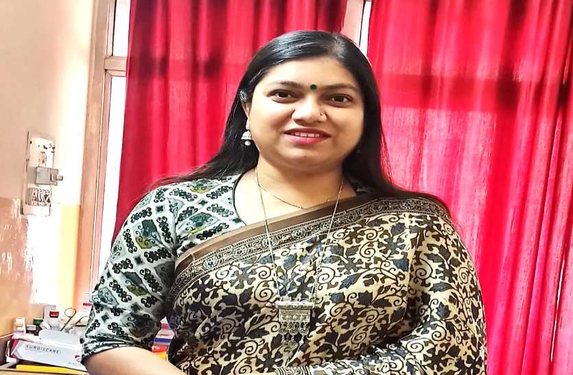 ये है डॉक्टर संगीता, इन्होंने सड़क किनारे रहने वाले बंजारों के लिए फ्री कर दिया OPD, कहती हैं मानवता से बड़ा कुछ नहीं ये है डॉक्टर संगीता, इन्होंने सड़क किनारे रहने वाले बंजारों के लिए फ्री कर दिया OPD, कहती हैं मानवता से बड़ा कुछ नहीं