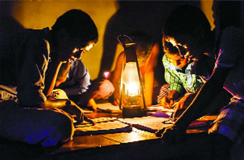 Electricity companies will pay penalty for 7 hours of power off सात घंटे से ज्यादा बिजली गुल पर बिजली कंपनियां भुगतेंगी जुर्माना, उपकरण जलने का हर्जाना भी दोगुना