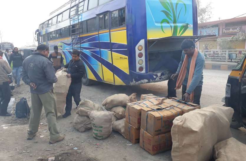 Operators traveling to the passengers on the bus counter to Nagpur-Rew नागपुर-रीवा तक बस के बौनट पर यात्रियों को यात्रा कर रहे परिचालक, रास्ते में चालक को दो बार आई झपकी
