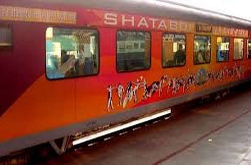 शताब्दी एक्सप्रेस में महिला यात्री से सात ब्रांड की 49 बोतलें मिली शताब्दी एक्सप्रेस में महिला यात्री से सात ब्रांड की 49 बोतलें मिली