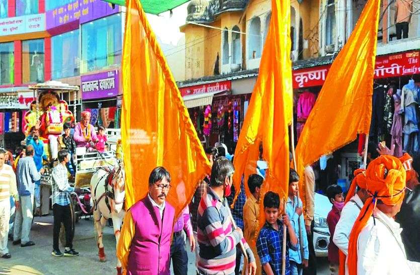 शोभायात्रा में उमड़े श्रद्धालु शोभायात्रा में उमड़े श्रद्धालु
