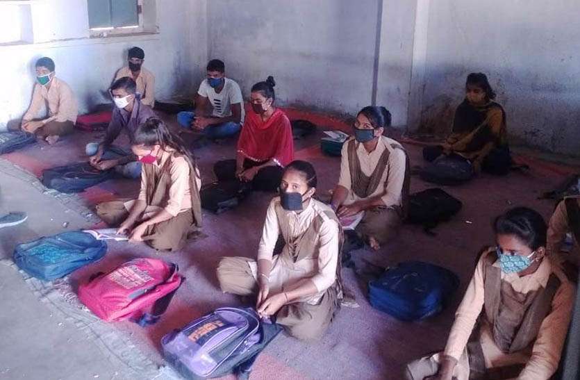 बिना किताब, बिना शिक्षक , कैसे हो पढ़ाई? बिना किताब, बिना शिक्षक , कैसे हो पढ़ाई?