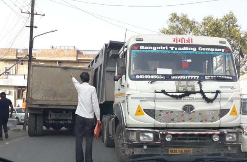 लापरवाही: कोर्ट के पास बराबर में फंसा डंपर व ट्रोला, टूटने से बचा बिजली का पोल बड़ा हादसा टला लापरवाही: कोर्ट के पास बराबर में फंसा डंपर व ट्रोला, टूटने से बचा बिजली का पोल बड़ा हादसा टला