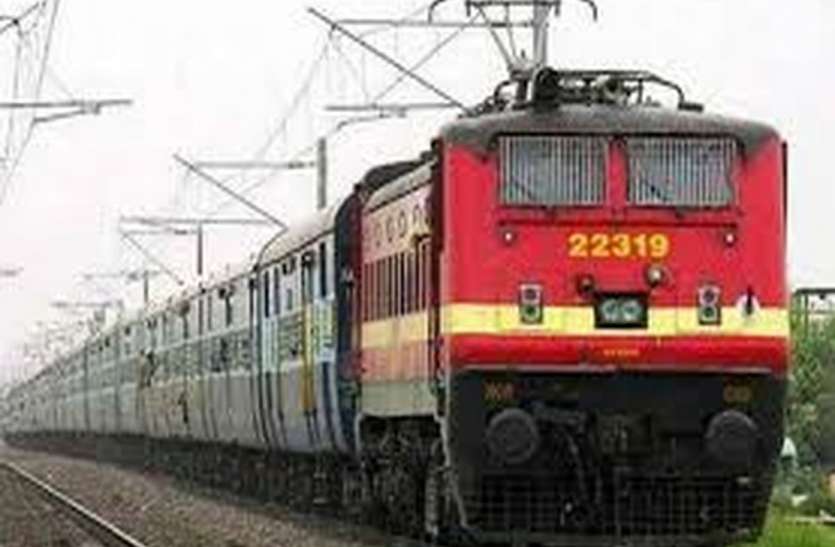 The employee who supplied the raw material in the train was assaulted ट्रेन में कच्चा माल सप्लाई करने वाले कर्मचारी से मारपीट, जीआरपी ने किया अपराध दर्ज, इधर ट्रेन में अवैध खाना बेचते पांच गिरफ्तार