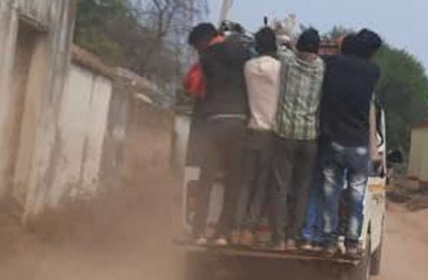 Buses pass in front of police stations in Singrauli. आधा दर्जन रूट पर थानों और चौकियों के सामने से गुजरती हैं ओवरलोड बस