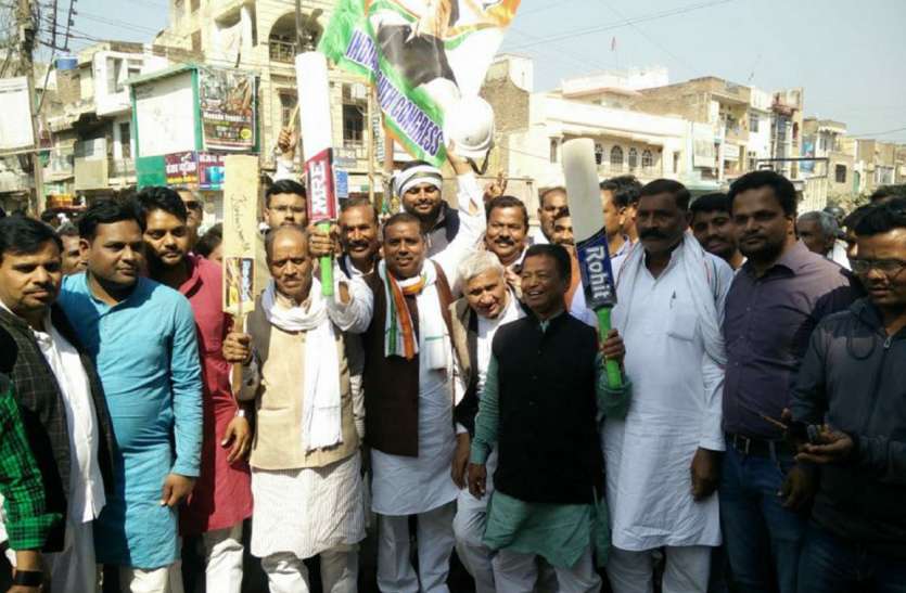 कांग्रेसियों ने बाइक रैली निकालकर किया विरोध कांग्रेसियों ने बाइक रैली निकालकर किया विरोध