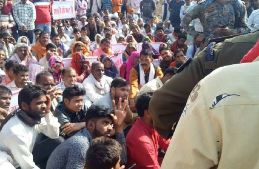 नहर की मांग को लेकर किसानों ने किया चक्काजाम नहर की मांग को लेकर किसानों ने किया चक्काजाम