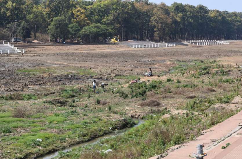 Narmada succumbed to its origin, administration awakened from sleep, d अपने उद्गम पर दम तोड़ गई नर्मदा, नींद से जागा प्रशासन, गाद निकालने का कार्य जारी