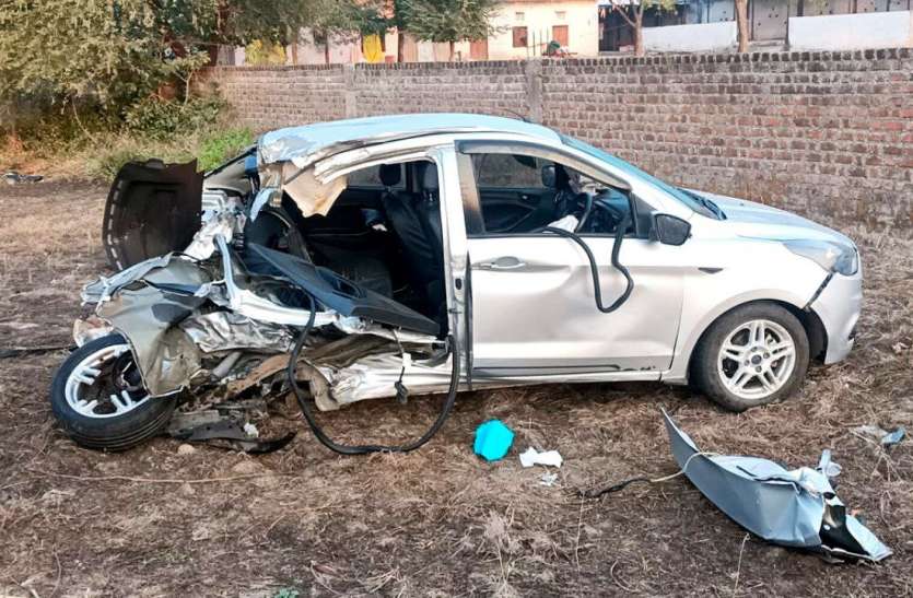 Car returning from Omkareshwar crashed, two youth injured ओंकारेश्वर से लौट रही कार को पीछे से मारी टक्कर, सीट बेल्ट बांधने से बची दो लोगों की जान