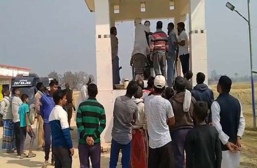 azamgarh news अराजकतत्वोें ने तोड़ी अंबेडकर प्रतिमा, ग्रामीणों का फूटा गुस्सा