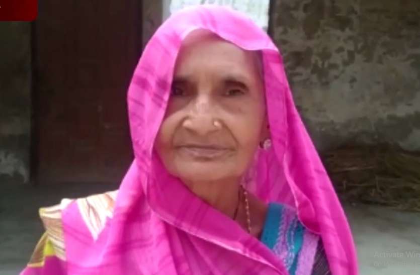 पंचायत भवन में परिवार संग रह रही महिला, नही मिला पीएम आवास स्कीम का लाभ पंचायत भवन में परिवार संग रह रही महिला, नही मिला पीएम आवास स्कीम का लाभ