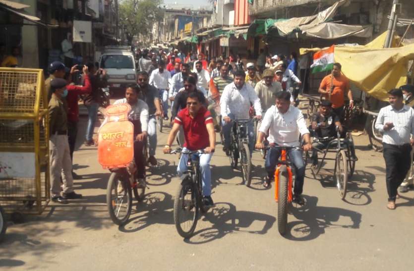 protest against inflation महंगाई के विरोध में साइकिल से निकले कांग्रेसी नेता