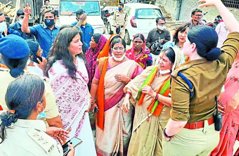 महिलाओं ने पल्लू में बांधी गांठ, सरकार को हटाने के बाद ही इसे खोलने की खाई कसम महिलाओं ने पल्लू में बांधी गांठ, सरकार को हटाने के बाद ही इसे खोलने की खाई कसम