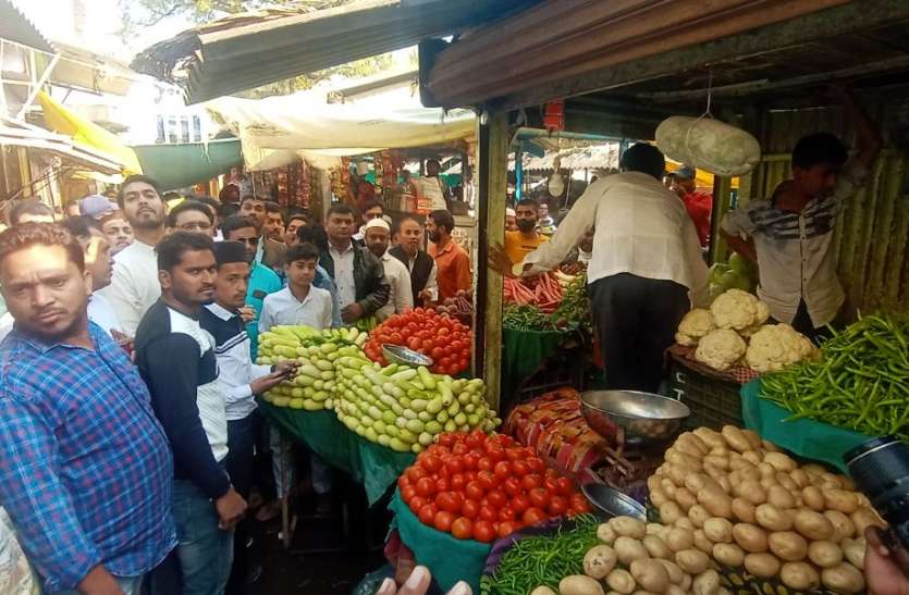 Congress gave Gandhigiri by giving rose flowers, then the market shops closed गुलाब का फूल देकर कांग्रेस ने की गांधीगिरी, तब जाकर बंद हुई बाजार की दुकानें