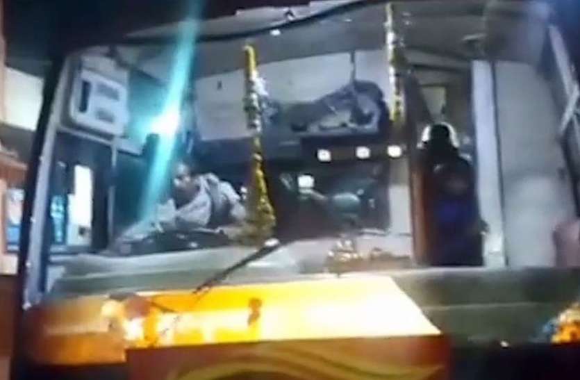 Stones on passenger bus, police of two districts started searching यात्री बस पर पथराव, दो जिलों की पुलिस ने शुरु की सर्चिंग