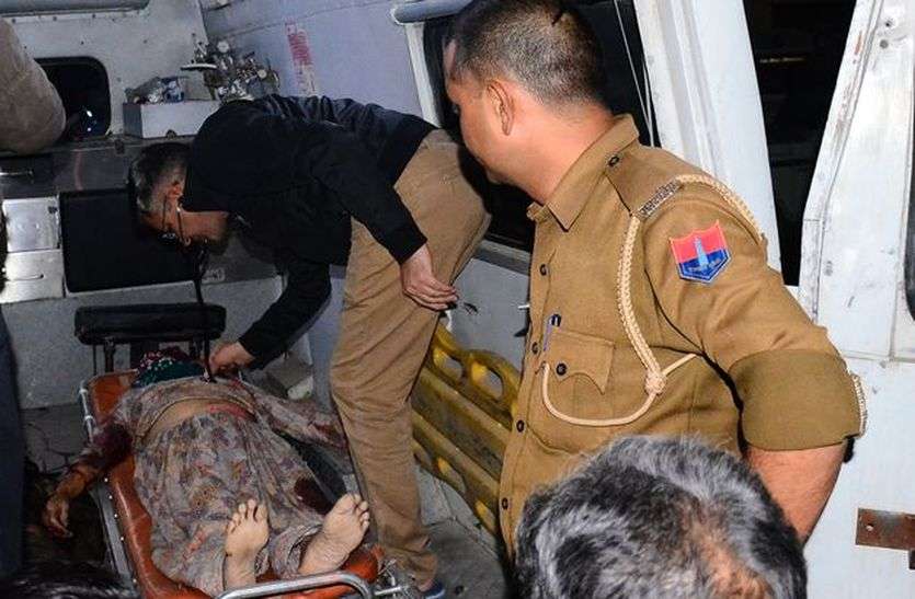 ट्रक का टायर फटा, जीप से टकराया, चार की मौत ट्रक का टायर फटा, जीप से टकराया, चार की मौत