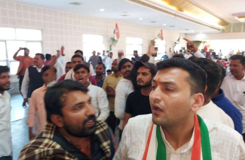 हनुमानगढ़ में खलल के बीच यूथ कांग्रेस जिलाध्यक्ष की हुई ताजपोशी हनुमानगढ़ में खलल के बीच यूथ कांग्रेस जिलाध्यक्ष की हुई ताजपोशी
