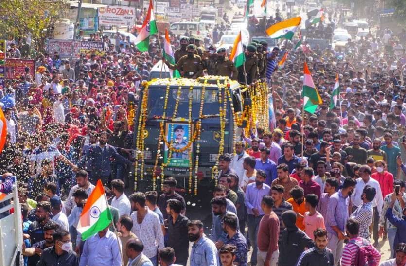 Jaipur Martyred Jawan Dataram Jat Funeral शहादत को सलाम करने उठे हजारों हाथ, निवारू कस्बा रहा बंद, हिंदुस्तान जिंदाबाद के नारे गूंजायमान