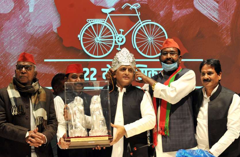 बसपा, कांग्रेस और भाजपा छोड़कर सैकड़ों लोगों हुए सपा में शामिल बसपा, कांग्रेस और भाजपा छोड़कर सैकड़ों लोगों हुए सपा में शामिल