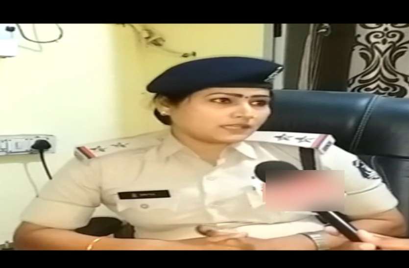 divya_1.jpg 24 घंटे में चालान पेश करने पर महिला एसआई दिव्या शर्मा का किया सम्मान