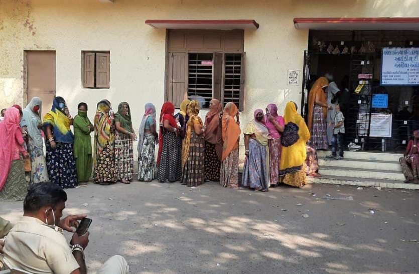 Gujarat: 2276 प्रत्याशियों की किस्मत ईवीएम में बंद, मतगणना 23 को Gujarat: 2276 प्रत्याशियों की किस्मत ईवीएम में बंद, मतगणना 23 को