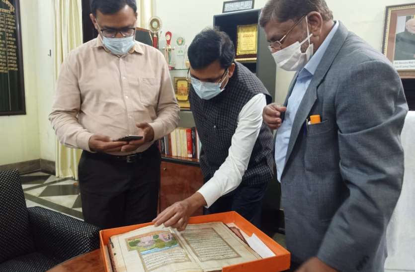 img-20210220-wa0001.jpg संस्कृति राज्य मंत्री के निजी सचिव पहुंचे रजा लाइब्रेरी. शेर की खाल पर लिखी रामायण को पढ़कर दिखे खुश