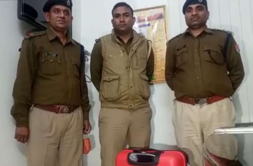 स्वतंत्रता संग्राम सेनानी एक्सप्रेस में मिले 1.40 करोड़ रुपए की सुरक्षा में रेलवे पुलिस पानी पानी स्वतंत्रता संग्राम सेनानी एक्सप्रेस में मिले 1.40 करोड़ रुपए की सुरक्षा में रेलवे पुलिस पानी पानी