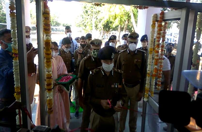 रिजर्व पुलिस लाइन में आदर्श बैरक का उद्घाटन करते डीजीपी। पुलिसकर्मियों के लिए आदर्श बैरक, जिम की सौगात